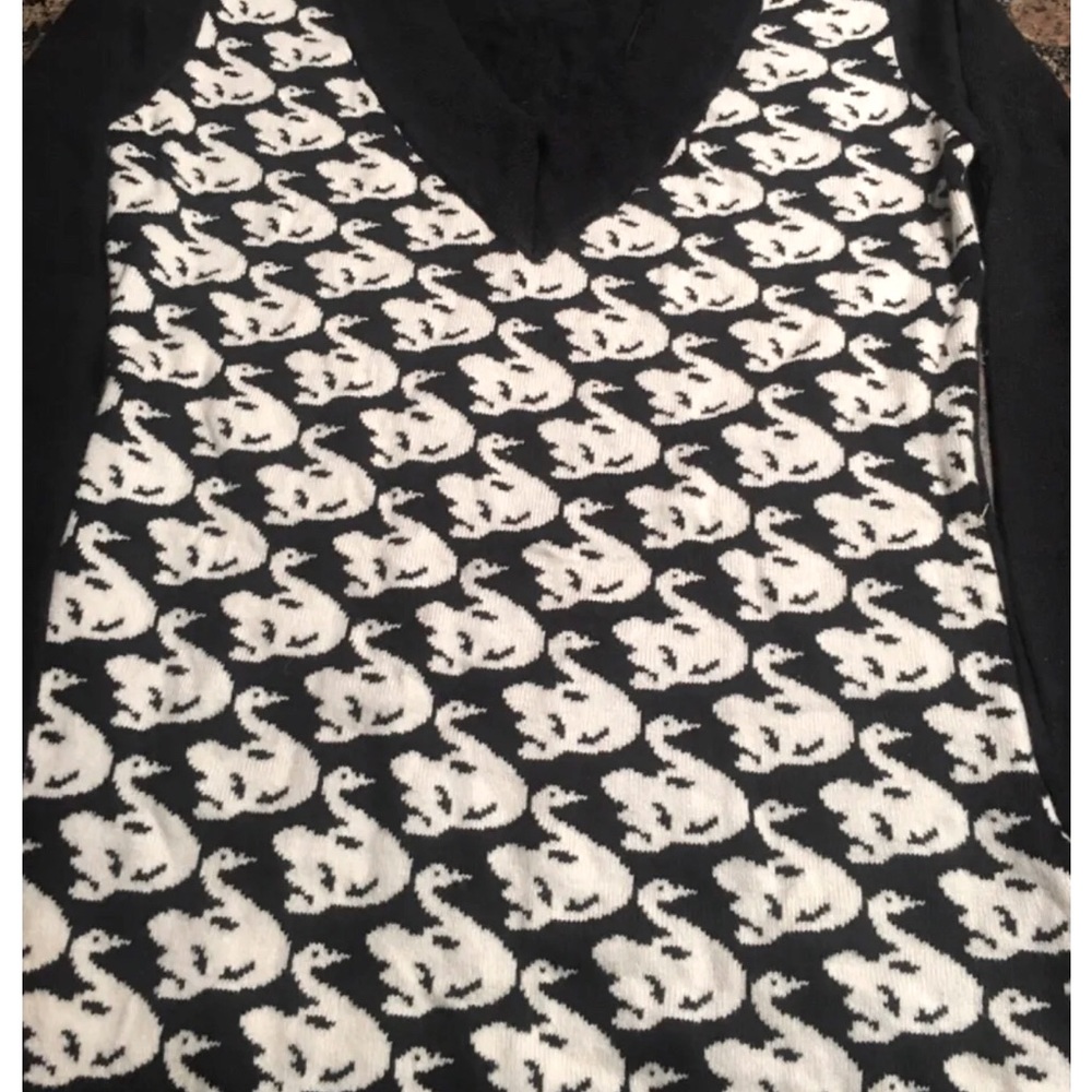 QUICKSILVER Black White Swan Soft Print Fitted V-Neck Sweater Size XS. Vintage